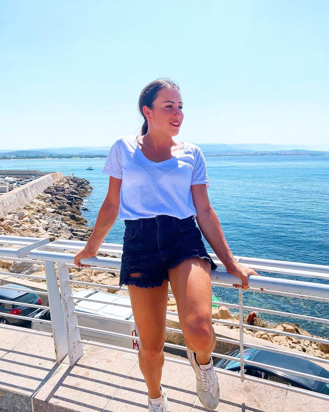 バネッサ・フェラーリのインスタグラム：「Le mie vacanze purtroppo stanno finendo, sono già rientrata a casa e lunedì tornerò in palestra.😣 Voglio augurare a coloro che sono ancora in vacanza o che  andranno, di godersi a pieno le ferie, come ho fatto io, perché il tempo vola quando ci si diverte! ❤️😁💋  #holidays #summertime #vanessaferrari #sardegna #italy」