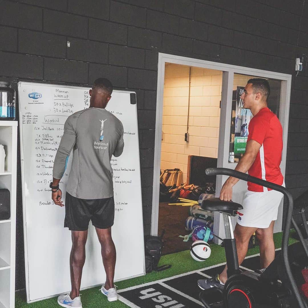 アンワル・エル・ガジのインスタグラム：「Good to be back in training again. @beyondyourself_nl」