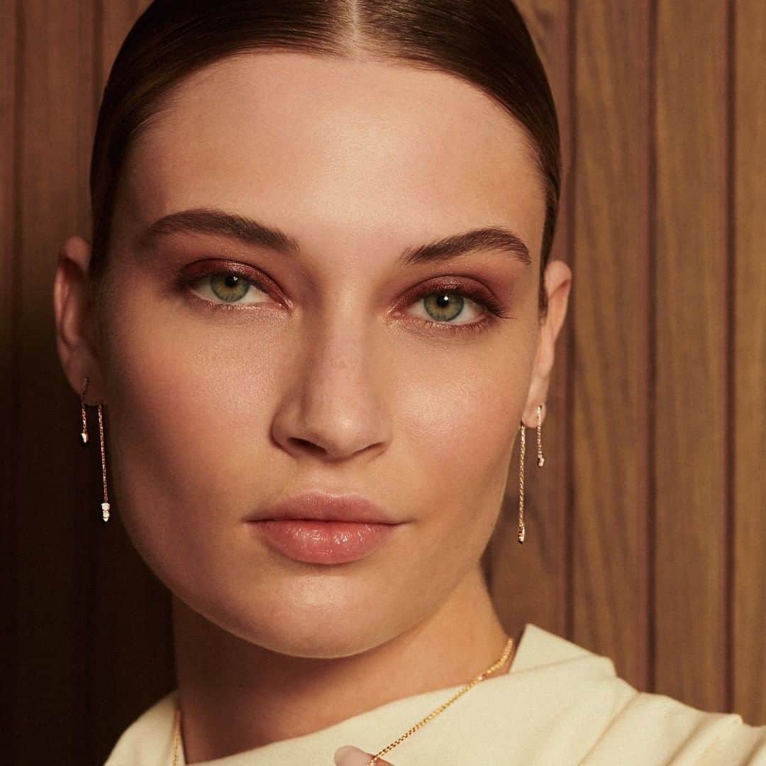 のインスタグラム：「𝑬𝒎𝒃𝒓𝒂𝒄𝒆 the warm glow of the #PiagetSunlight collection. These rose gold earrings are tipped with diamonds, like 𝒓𝒊𝒃𝒃𝒐𝒏𝒔 of light that grow 𝒍𝒐𝒏𝒈𝒆𝒓 as the sun 𝒔𝒆𝒕𝒔, and can be worn long, short or asymmetrically. - #Piaget #PiagetJewellery #RoseGoldEarrings #LuxuryJewellery」