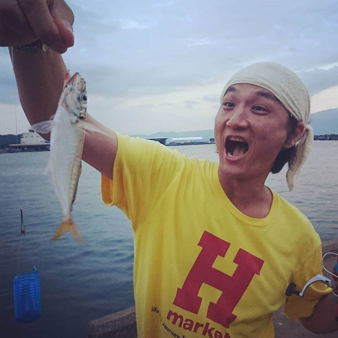 松本康太さんのインスタグラム写真 - (松本康太Instagram)「『豆アジ』釣りで自給自足生活！一夜干しを作るのです♪小さいから捌くの難しい💦  #豆アジ #サビキ釣り #サビキ #釣り #アジ #一夜干し #自給自足 #レギュラー松本 #あるある探検隊 #キャチアンドイート #ハローケイスケ さん#大西ライオン ちゃん」8月15日 4時04分 - aruarutankentai.matsumoto