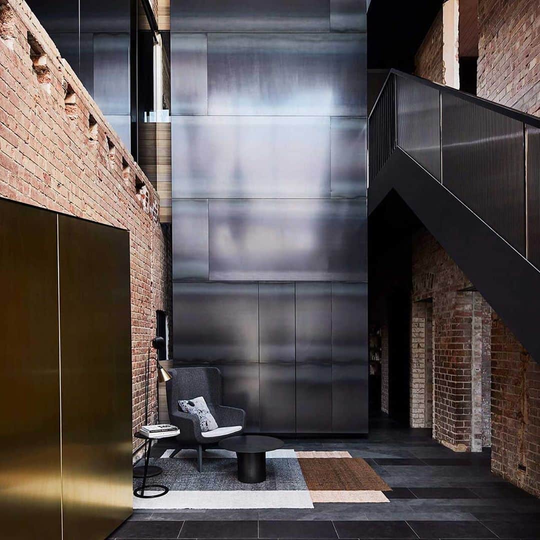 Design Milkさんのインスタグラム写真 - (Design MilkInstagram)「Total #modernhome #housegoals. 🖤 Three Stories North isn’t a typical project as the non-traditional home has an industrial past with several renovations previously done to it. @splinter_society_architecture was hired to transform the building into a home while bringing out the original character and making it the primary focus. One of the larger parts of the project was to uncover the brick construction which helps give the home its warehouse aesthetic. \\\ designmilk[dot]com \\\ photos by @sharyncairns」8月15日 4時07分 - designmilk