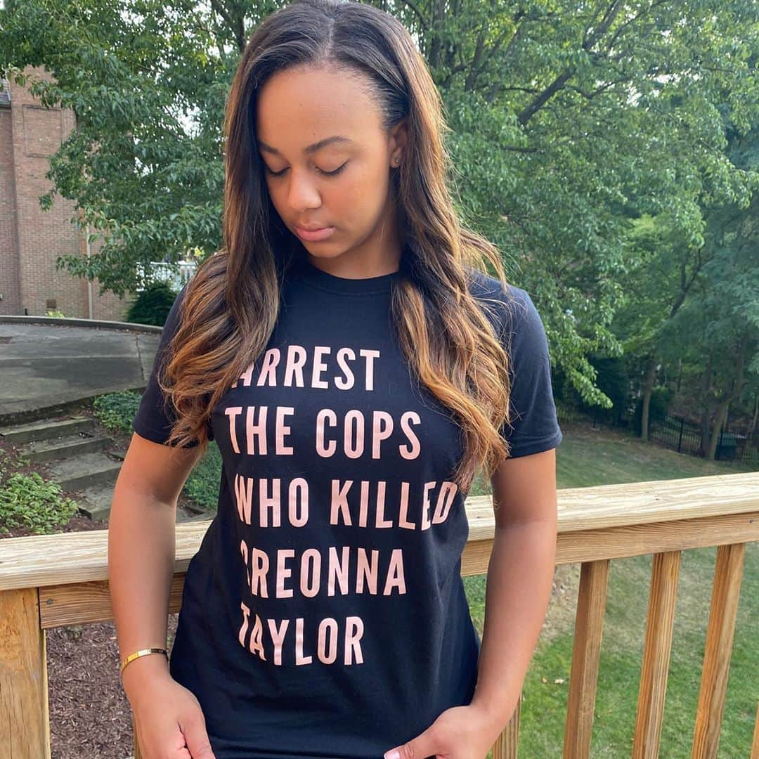 Nia Sioux Frazierさんのインスタグラム写真 - (Nia Sioux FrazierInstagram)「It has been over 150 days since Breonna Taylor was murdered. Too often Black women who die from police violence are forgotten. Stay loud, demand justice—and SAY HER NAME. This tee is made in partnership with the Breonna Taylor Foundation to whom all profits are given. www.phenomenalwoman.us」8月15日 4時08分 - niasioux