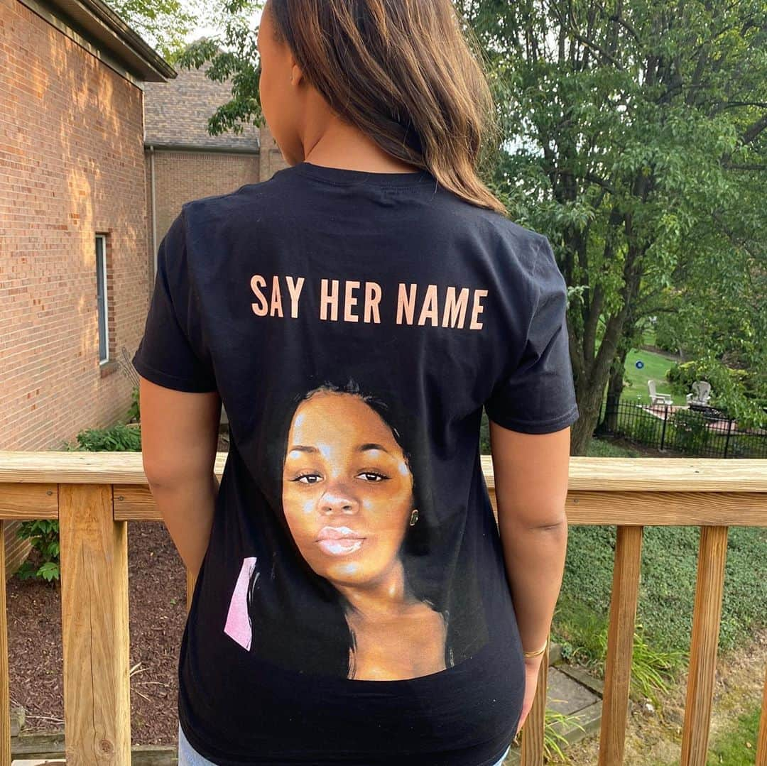 Nia Sioux Frazierさんのインスタグラム写真 - (Nia Sioux FrazierInstagram)「It has been over 150 days since Breonna Taylor was murdered. Too often Black women who die from police violence are forgotten. Stay loud, demand justice—and SAY HER NAME. This tee is made in partnership with the Breonna Taylor Foundation to whom all profits are given. www.phenomenalwoman.us」8月15日 4時08分 - niasioux