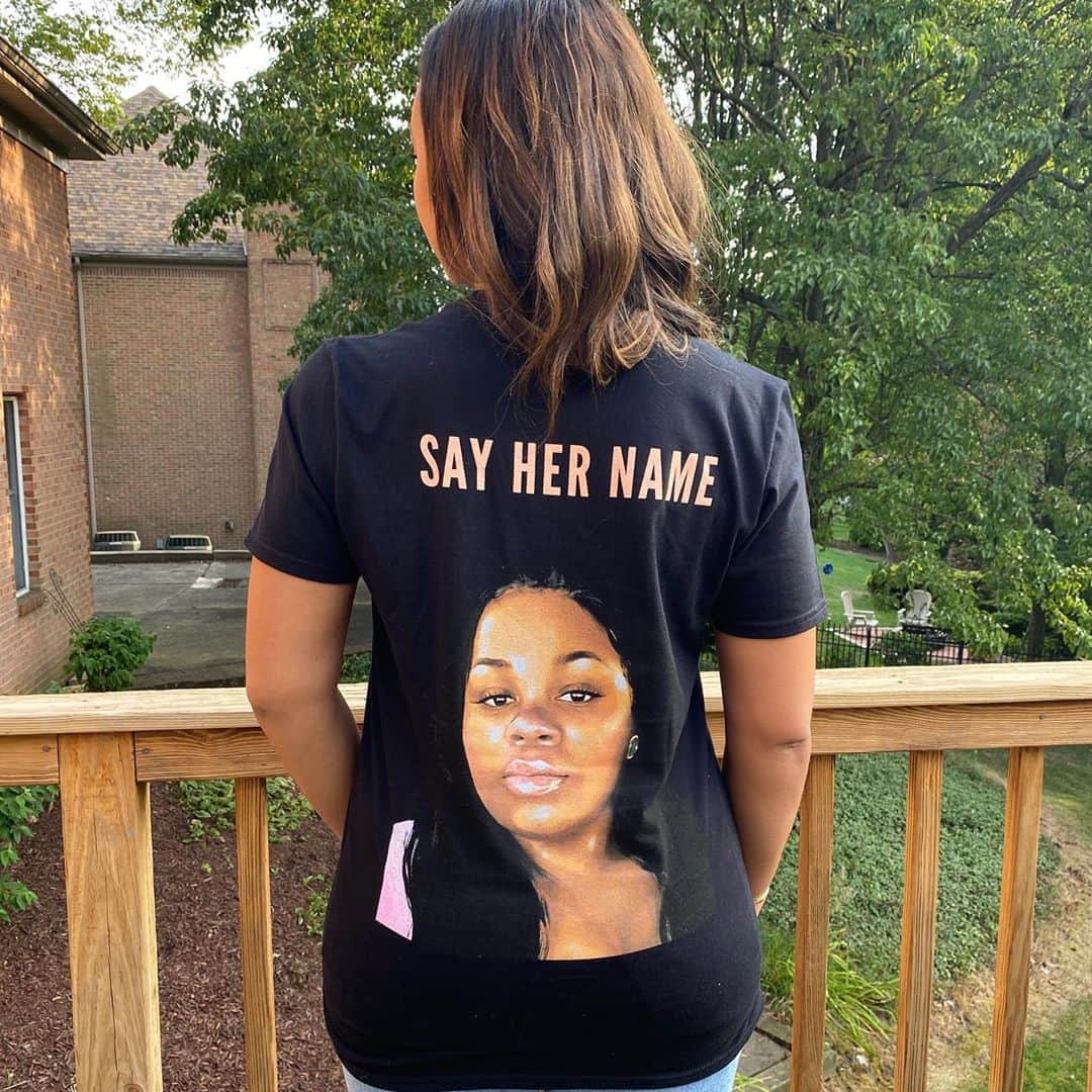Nia Sioux Frazierさんのインスタグラム写真 - (Nia Sioux FrazierInstagram)「It has been over 150 days since Breonna Taylor was murdered. Too often Black women who die from police violence are forgotten. Stay loud, demand justice—and SAY HER NAME. This tee is made in partnership with the Breonna Taylor Foundation to whom all profits are given. www.phenomenalwoman.us」8月15日 4時08分 - niasioux