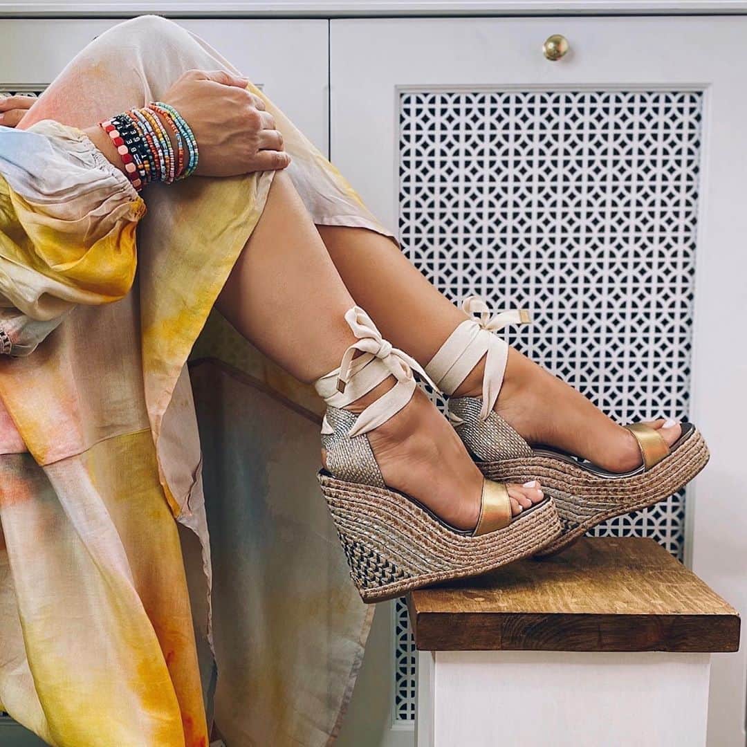 SOPHIA WEBSTERさんのインスタグラム写真 - (SOPHIA WEBSTERInstagram)「📸 @faye_sophiawebster bring 'Lucita' back!✨ ⁣ ⁣ Our espadrilles are back with a twist! From metallic detailing to woven ankle straps, we are loving our girls new look! 🤩⁣⁣💗⁣ ⁣⁣⁣ #SophiaWebster #SophiaWebsterEspadrilles」8月15日 4時09分 - sophiawebster