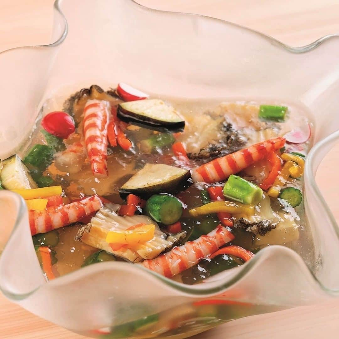 INSIDE FUJINGAHOさんのインスタグラム写真 - (INSIDE FUJINGAHOInstagram)「先付けの「涼味鉢」。こちらは鰹節は使わず、水出しの昆布出汁と玉露のみ。  蒸し鮑に才巻海老、そして水なすやオクラなどの夏野菜が透明なガラス鉢に映え、彩りも華やか。  薄葛でとろみをつけた、ジュレ状の出汁が具に絡み、清涼感を誘う夏の逸品です。  #日本料理ときわ #西麻布グルメ #東京和食 #出汁へのこだわり  #懐石料理 #fujingaho #婦人画報 #夏野菜 #涼味」8月15日 4時09分 - fujingahojp