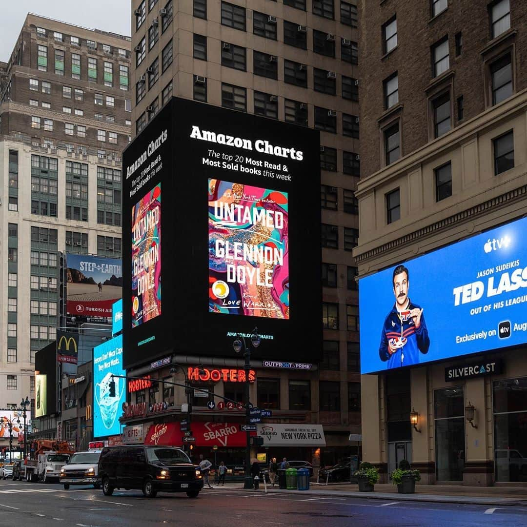 アビー・ワンバックさんのインスタグラム写真 - (アビー・ワンバックInstagram)「So proud of my cheetah wife!  22 WEEKS ON THE BESTSELLER LIST AND NOW SHE’S A BILLBOARD IN TIMES SQUARE. Baby, our love story is up in New York City lights!!!! OMG:)  #GetUntamed」8月15日 4時11分 - abbywambach