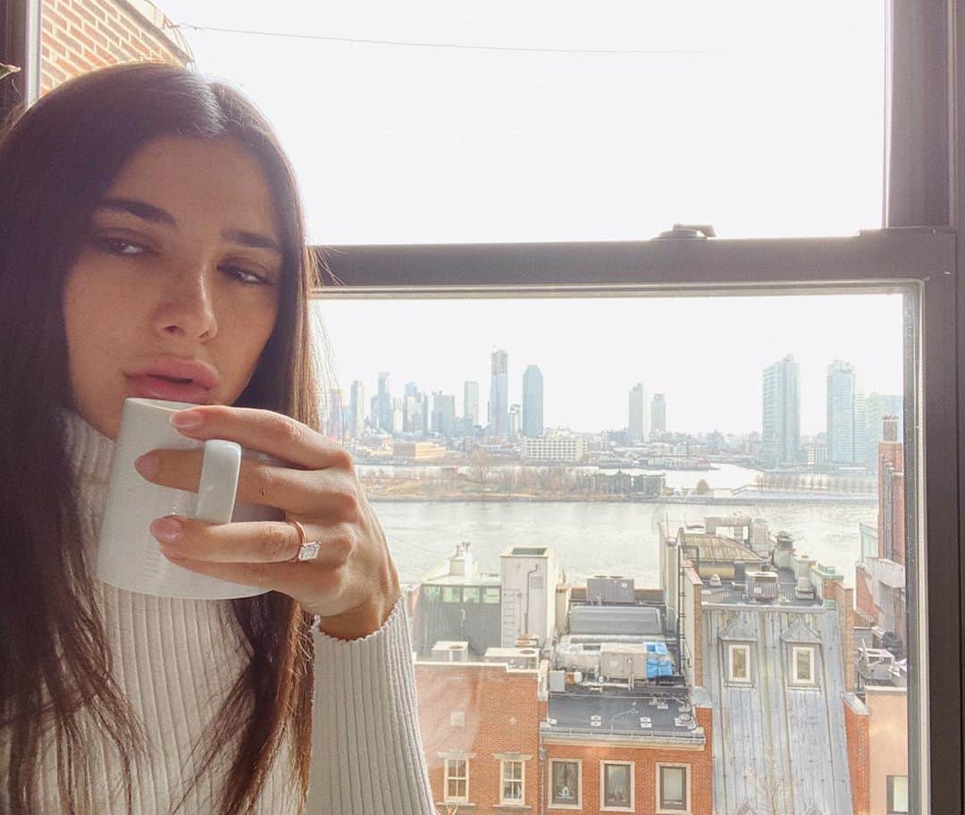 ローレン・ペルツのインスタグラム：「Mood cuz I miss NY ft. My strong hand」