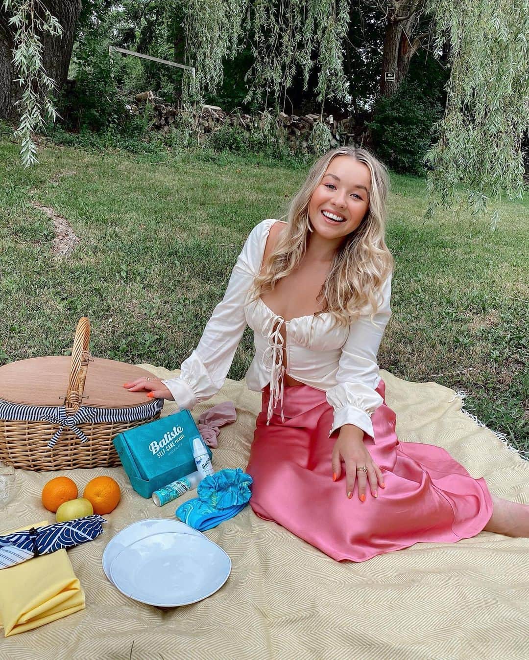 トーリ・ウェブスターのインスタグラム：「#GIVEAWAY 🎉 It's officially my birthday week, so I have teamed up with @batistecanada to give away *10* self-care packages to celebrate! #Batiste and I want all of you to feel like your best selves this summer 🎀🛍 You can prioritize taking care of yourself by enjoying nature in the park, reading your fave book, or treating your hair to some Batiste Dry Shampoo after a workout, or to start your day off right! 👏🏻💓  TO ENTER: Like this post Tag 3 friends who could also enjoy some #SelfCare Follow @batistecanada *Winners will be contacted next week! #BatisteLove #ad」