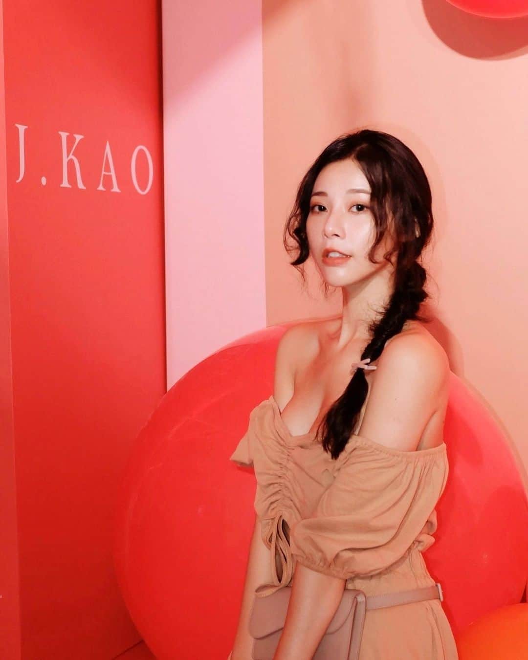 張香香のインスタグラム：「本來昨晚就要發的 結果整個人突然沒電😪昏迷睡死到現在🤣 恭喜 @jkao_group 2歲生日快樂🎂🧡 人家生日還有禮物拿😳 回家試敷了 #逆時酵傳導面膜 5分鐘就很有感🤩 害我平常懶得敷面膜的 都決定要來好好敷一下 還有 #逆時極致修護安瓶 讓肌膚重生只要21天！ 那我真的要勤勞點來試試😚 - #JKAO #LTU #2020JKAOPARTY」