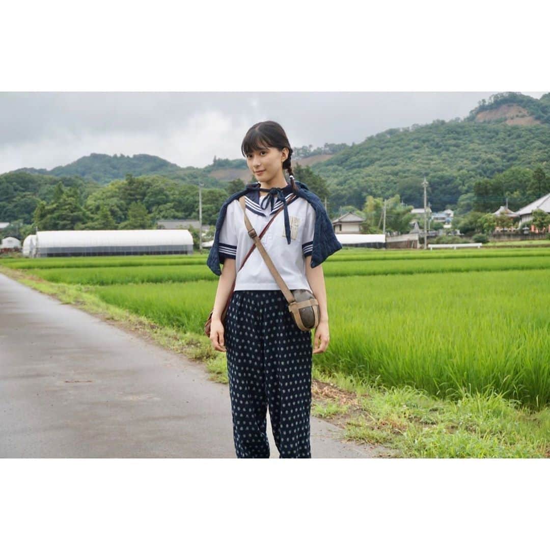 芳根京子さんのインスタグラム写真 - (芳根京子Instagram)「ポスターの撮影の時です。 小さなカエルさんがぴょこぴょこしてました🐸 追いかけてました。  本日Akiko's Piano放送です。 どうか、たくさんの方に届きますように。  たくさん写真があるので たくさん更新してもいいかなあ？  #🎹 #🍅」8月15日 9時47分 - yoshinekyoko