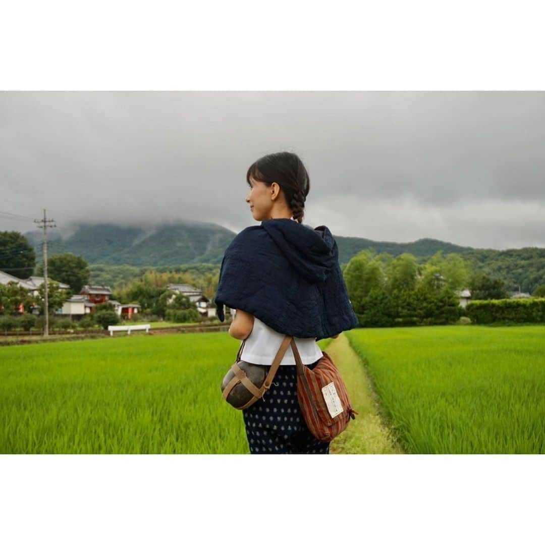 芳根京子さんのインスタグラム写真 - (芳根京子Instagram)「ポスターの撮影の時です。 小さなカエルさんがぴょこぴょこしてました🐸 追いかけてました。  本日Akiko's Piano放送です。 どうか、たくさんの方に届きますように。  たくさん写真があるので たくさん更新してもいいかなあ？  #🎹 #🍅」8月15日 9時47分 - yoshinekyoko