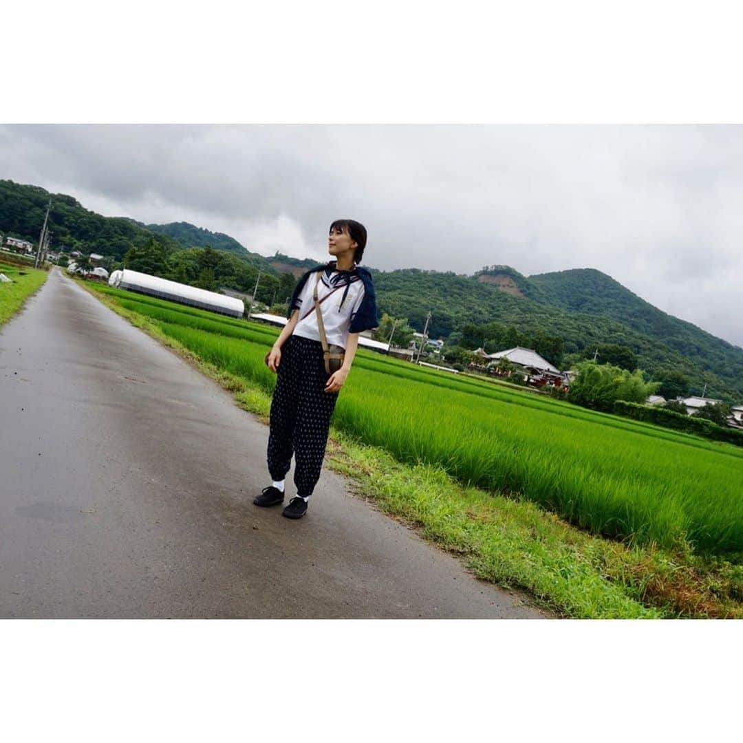 芳根京子さんのインスタグラム写真 - (芳根京子Instagram)「ポスターの撮影の時です。 小さなカエルさんがぴょこぴょこしてました🐸 追いかけてました。  本日Akiko's Piano放送です。 どうか、たくさんの方に届きますように。  たくさん写真があるので たくさん更新してもいいかなあ？  #🎹 #🍅」8月15日 9時47分 - yoshinekyoko
