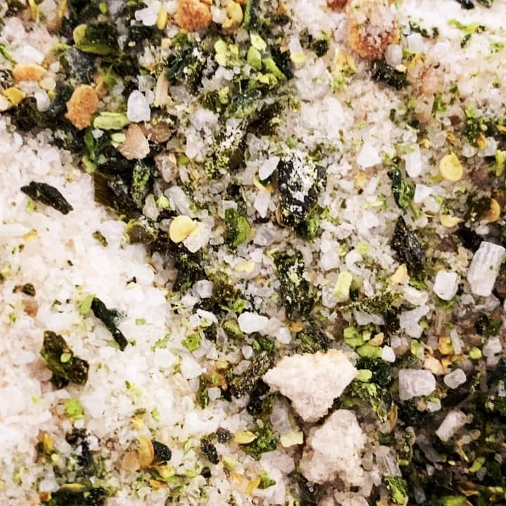 ケリスのインスタグラム：「Farm fresh Jalapeño dehydrated for 12 hours . smoked sea salt smoked for 10 hours . And when they come together , magic ! Margarita anyone? @bountyandfull it’s a lifestyle this weeks gold mine box is not here to play . Link in bio #jalapeno #farm #cheflife #bipoc #blackowned #spice #thebest #foodporn」