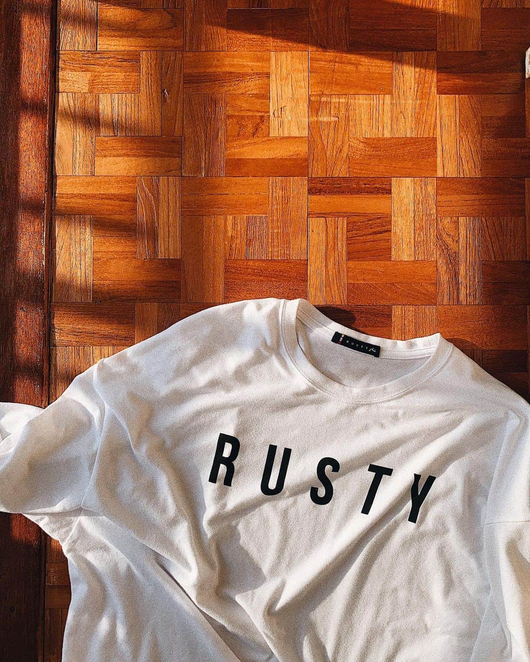 清水沙也佳さんのインスタグラム写真 - (清水沙也佳Instagram)「カヤックしたときのアクティビティコーデ👗 @rusty_japanofficial のUVカットTシャツ着てたからテロっとしてて めっちゃ汗かいたけどさっぱりしてた🤣 出ている部分は火傷のような日焼けしました😔⚡️ 9月までセールしてるし、UVカット系のグッズ買い足そうかな。。  #fashion #ootd #rusty #murua #stussy #ourkind #ラスティ #RUSTY_jp #ユニセックス #メンズライク #アウトドア女子 #アウトドアコーデ #カジュアルコーデ #しみさや旅」8月15日 9時53分 - sayaka__shimizu