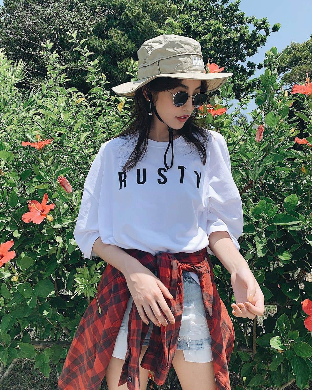 清水沙也佳さんのインスタグラム写真 - (清水沙也佳Instagram)「カヤックしたときのアクティビティコーデ👗 @rusty_japanofficial のUVカットTシャツ着てたからテロっとしてて めっちゃ汗かいたけどさっぱりしてた🤣 出ている部分は火傷のような日焼けしました😔⚡️ 9月までセールしてるし、UVカット系のグッズ買い足そうかな。。  #fashion #ootd #rusty #murua #stussy #ourkind #ラスティ #RUSTY_jp #ユニセックス #メンズライク #アウトドア女子 #アウトドアコーデ #カジュアルコーデ #しみさや旅」8月15日 9時53分 - sayaka__shimizu
