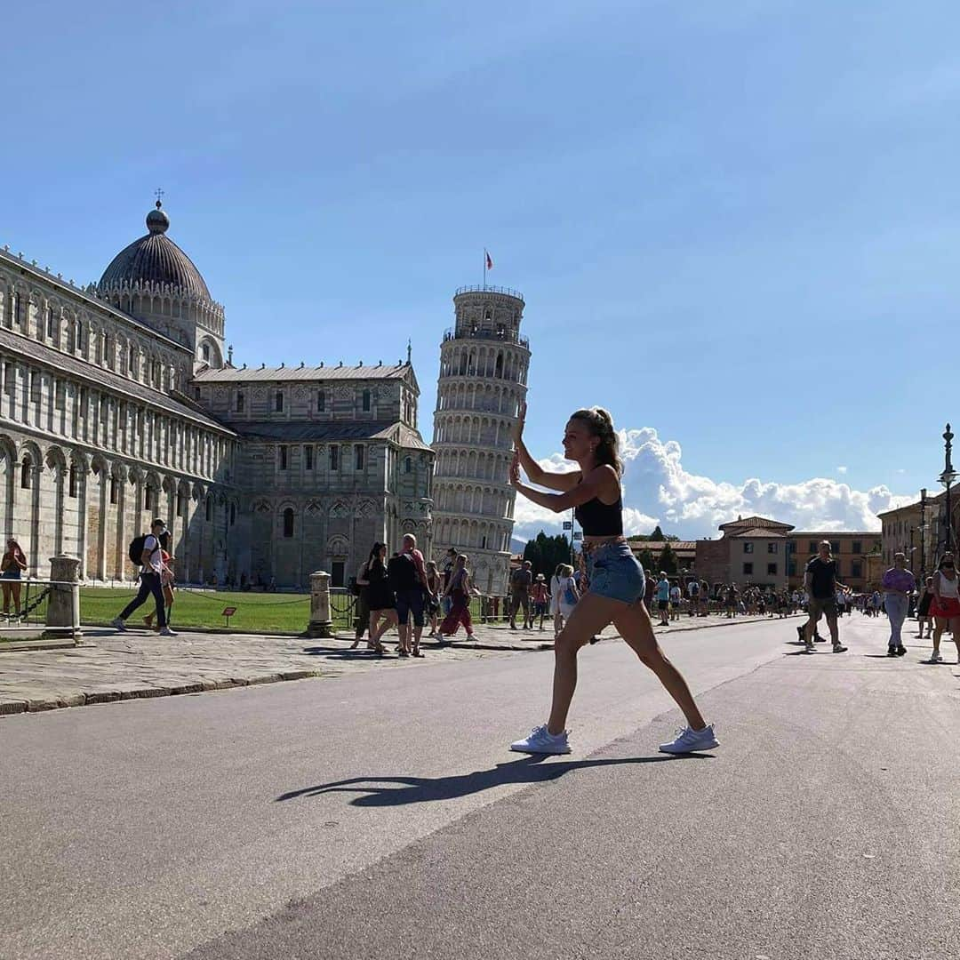 DE NUTTE Sarahさんのインスタグラム写真 - (DE NUTTE SarahInstagram)「Do you think I can fix it? 😂💪🏼 #TouristinPisa 🇮🇹」8月15日 4時25分 - sarahdenutte