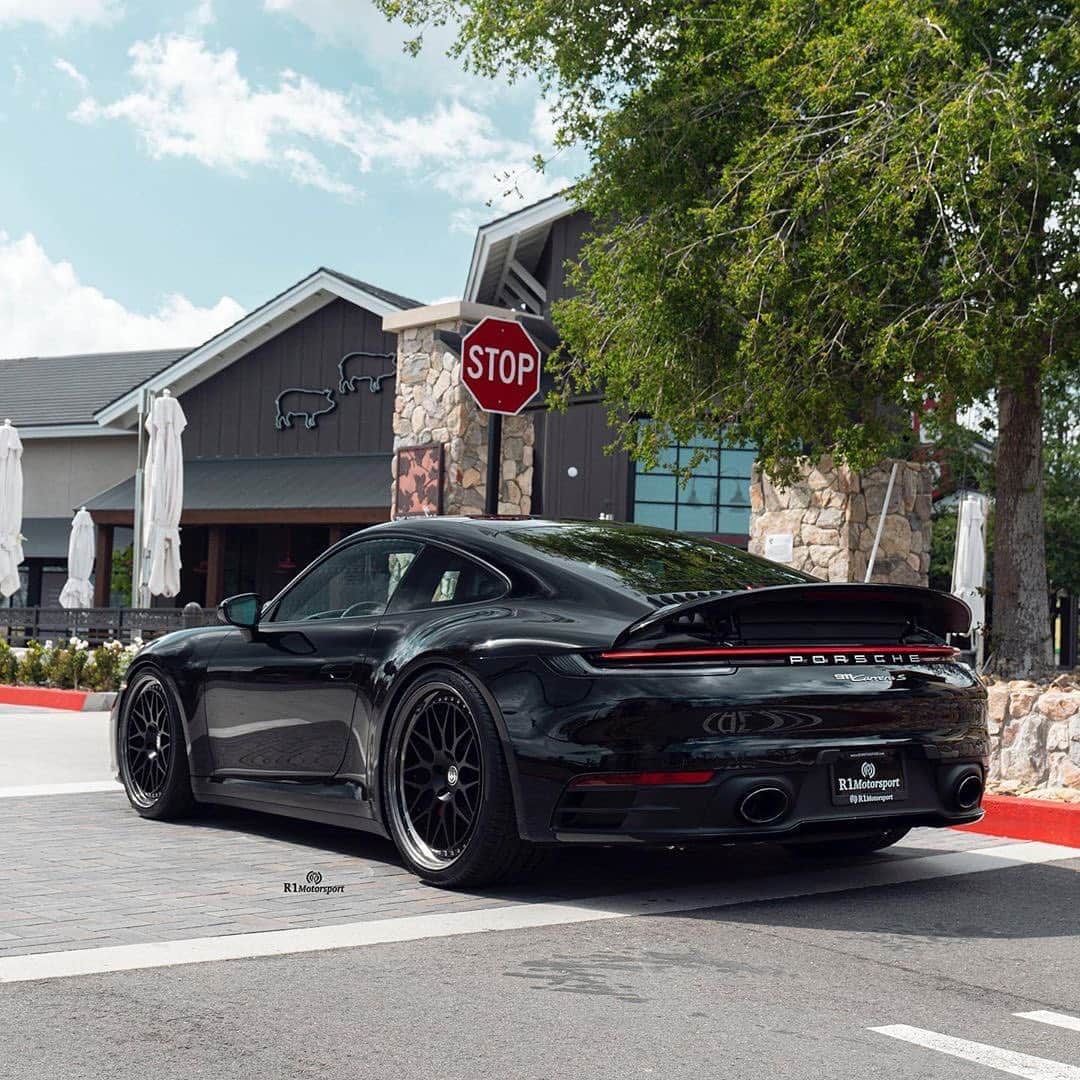 CARLiFESTYLEさんのインスタグラム写真 - (CARLiFESTYLEInstagram)「@r1motorsport 🤔 Who wore the Black better? 992, Aventador, F8 Tributo, R8, 720s and GT3 RS. #carlifestyle」8月15日 4時29分 - carlifestyle