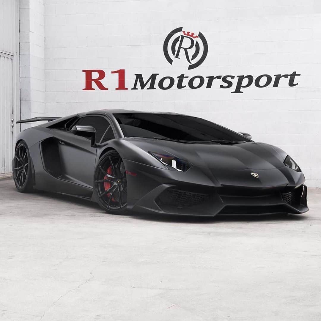 CARLiFESTYLEさんのインスタグラム写真 - (CARLiFESTYLEInstagram)「@r1motorsport 🤔 Who wore the Black better? 992, Aventador, F8 Tributo, R8, 720s and GT3 RS. #carlifestyle」8月15日 4時29分 - carlifestyle