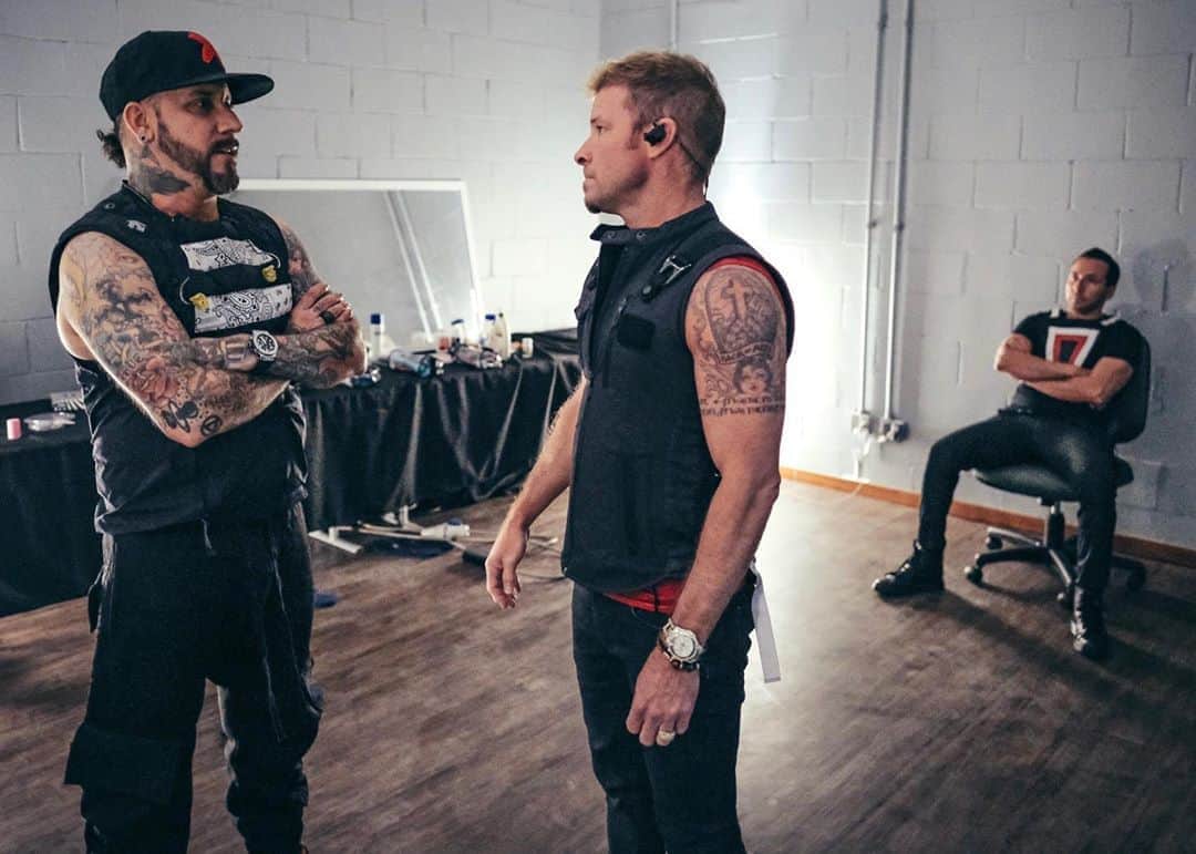 backstreetboysさんのインスタグラム写真 - (backstreetboysInstagram)「What are @aj_mclean and @rokspics talking about and why is @howie_dorough watching so intently? 😂 Vote in the comments 👇🏻」8月15日 4時36分 - backstreetboys