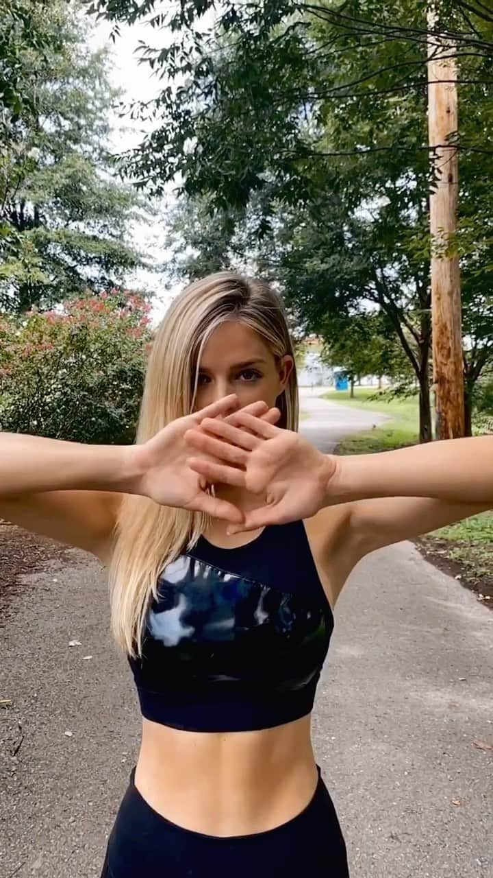 ダニエル・クヌッドソンのインスタグラム：「Flashing Lights  ⚡️🖤⚡️ The new Galaxy Capsule drop @aloyoga  #alo #aloy」