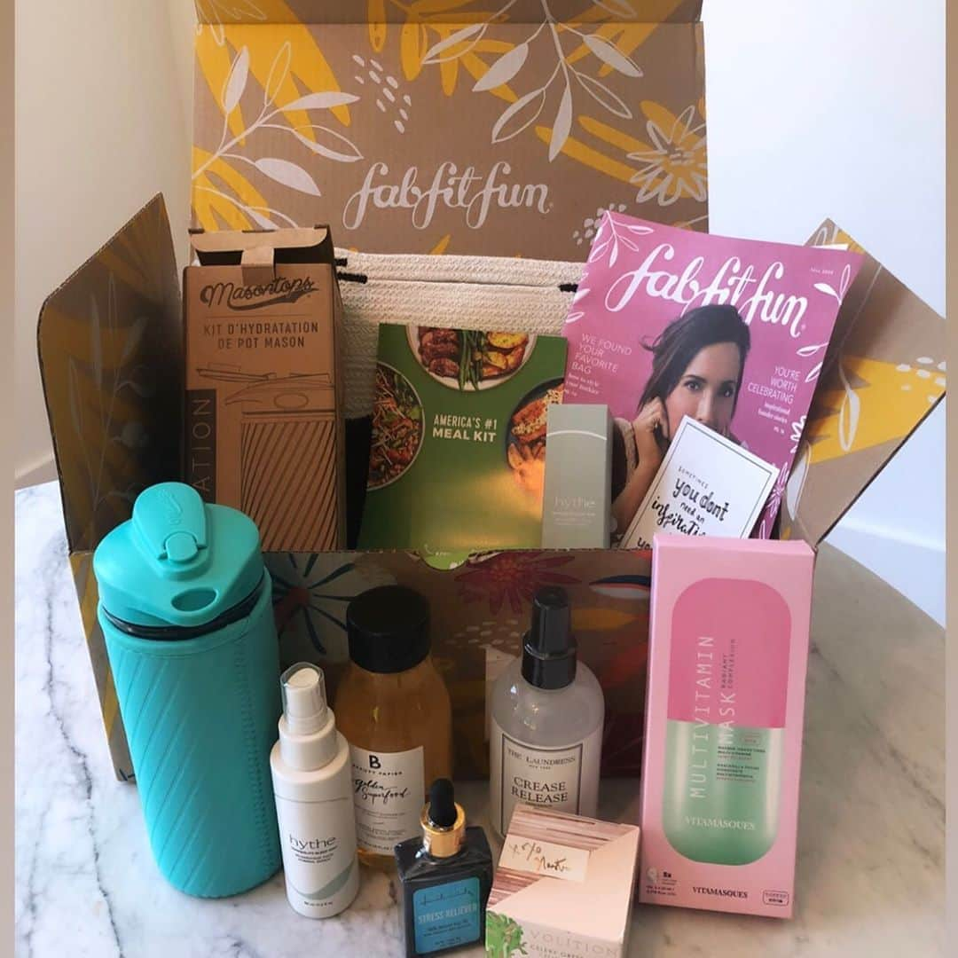 クリステン・リッターさんのインスタグラム写真 - (クリステン・リッターInstagram)「Hi guys! So happy to partner with FabFitFun again who always partners with female founded companies and this Fall is also partnering with the NO KID HUNGRY, millions of kids have lost school meals due to Covid-19 and NO KID HUNGRY is working to fix that! #fabfitfunpartner #fabfitfun @fabfitfun  Use code “RITTER” for $10 of your first box. www.Fabfitfun.com🙌🏻🙌🏻🙌🏻」8月15日 4時41分 - therealkrystenritter