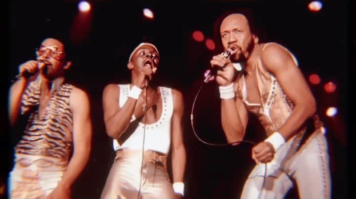 アース・ウィンド・アンド・ファイアーのインスタグラム：「#FBF to 1981... We wanted to show our fans one of our most recent creations. This was one of those rare moments when we performed 'The Changing Times' from our Raise! album. Name one of our songs that we don't often perform, that you would love to hear live.⠀ ⠀ 🔊Glem Glenallan」