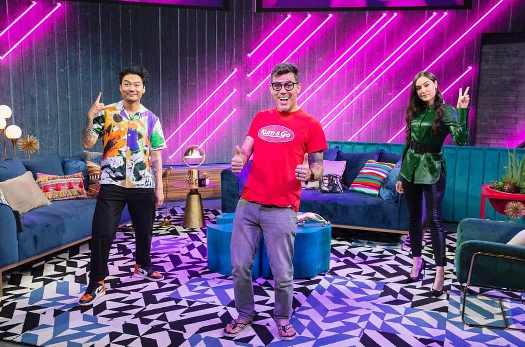 のインスタグラム：「Our last episode of ‘Grey Area’ with @steveo is out everywhere now if you missed us Live. What a humble AND hilarious guest 🙏 Don’t forget to check out his new special ‘gnarly’ out now!」