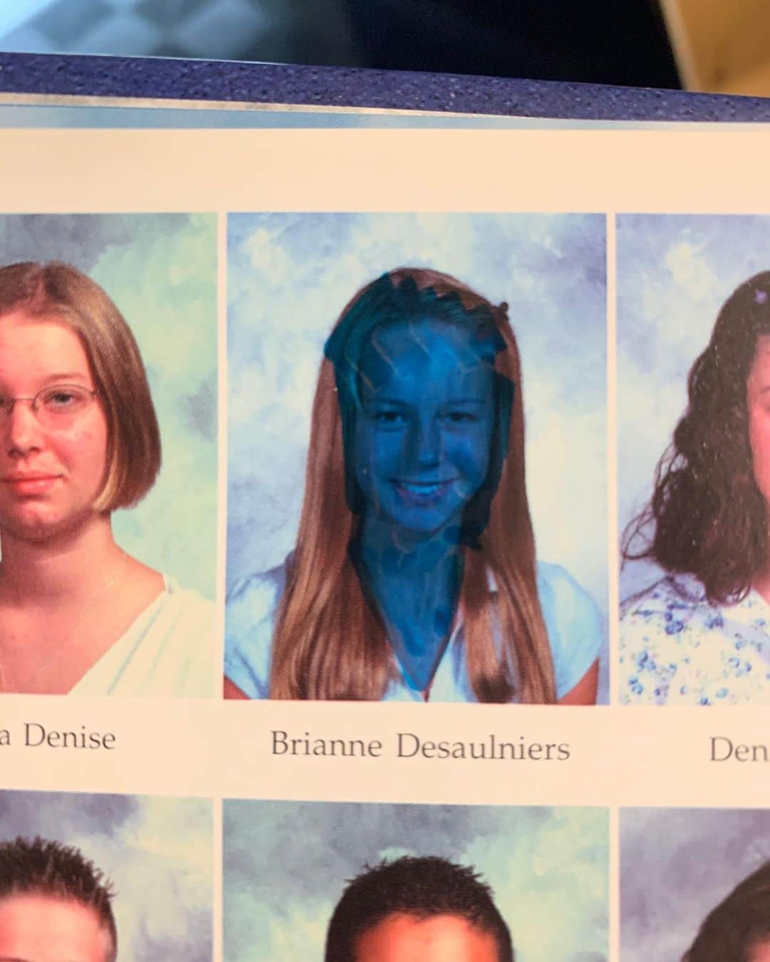 ブリー・ラーソンのインスタグラム：「7th grade Brianne did NOT like her yearbook photo this year, and so blue sharpie seemed like solution. Anyhow... HAGS. 💓」