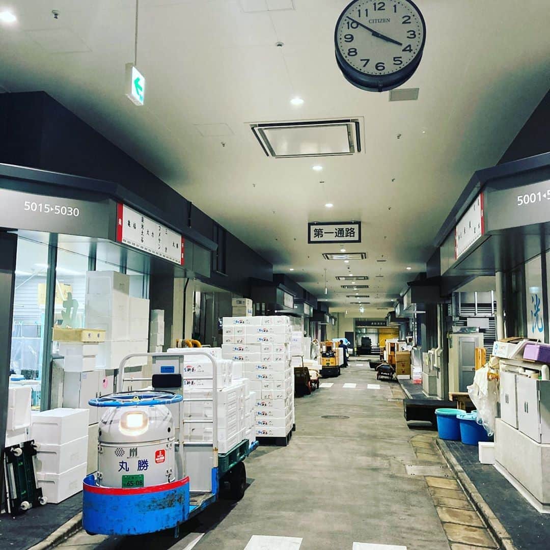 魚金さんのインスタグラム写真 - (魚金Instagram)「8月15日土曜日ー お盆の休市日でも朝早くから市場は動いています！ 鮮魚用意してくれる多くの仲買さんに感謝です  今日も残暑厳しい1日になると思います。この時間でも暑いです  本日も鮮魚仕入れてますので是非魚金で元気になって下さい  仕入部　片之坂 #錦町#新橋#玉子#居酒屋#銀座#京橋#さんま#海鮮丼#刺身#吉祥寺#オイスター#池袋#さんま#ぶり#刺身盛り合わせ#パエリア#渋谷#魚好きと繋がりたい #レモンサワー#始めました#神楽坂#横浜グルメ#飲酒タグラム#野菜たっぷり#日本酒好きな人と繋がりたい #鯛#マダコ#ステーキ#鳥 #yummy」8月15日 4時53分 - uokin_koho