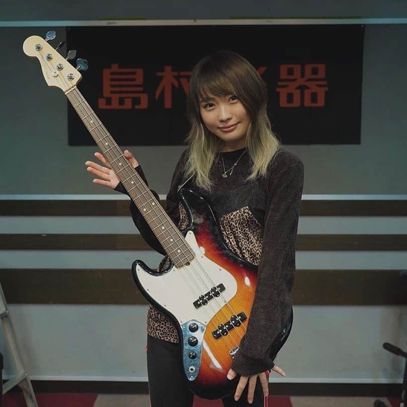 Fender Guitarさんのインスタグラム写真 - (Fender GuitarInstagram)「We’re keeping the spotlight on lefthanded players today, so we’re highlighting some of our favorite lefties!  @jimihendrix, @courtneymelba, @malinamoye, @mdou_moctar, @ElliotEaston1 (@thecars), @babyface, @cautiousxclay, Matt Ebert (@joycemanor), @brivnmvc (@thisispvris), @Waka_bass.  Check out a playlist featuring theirs, and other iconic lefties’ music via link in bio.  Stay tuned for more lefty content from Fender artists throughout the weekend!」8月15日 4時53分 - fender