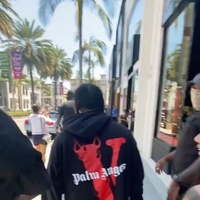 エイコンのインスタグラム：「@6ix9ine giving back. Funny how money makes them forget their frustration 🤦🏾‍♂️」