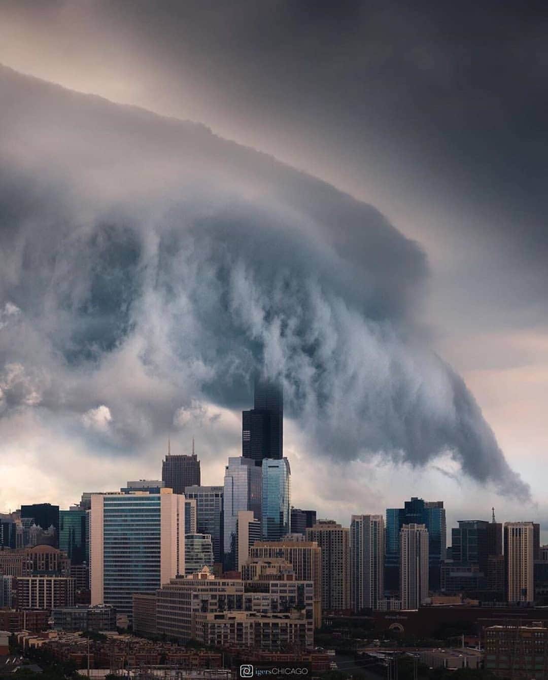 Instagramersさんのインスタグラム写真 - (InstagramersInstagram)「Awesome clouds over Chicago by @mmeyers76 and @igerschicago 😍🙌📸💖 #igerschicago #igersUSA #igers」8月15日 5時26分 - igers