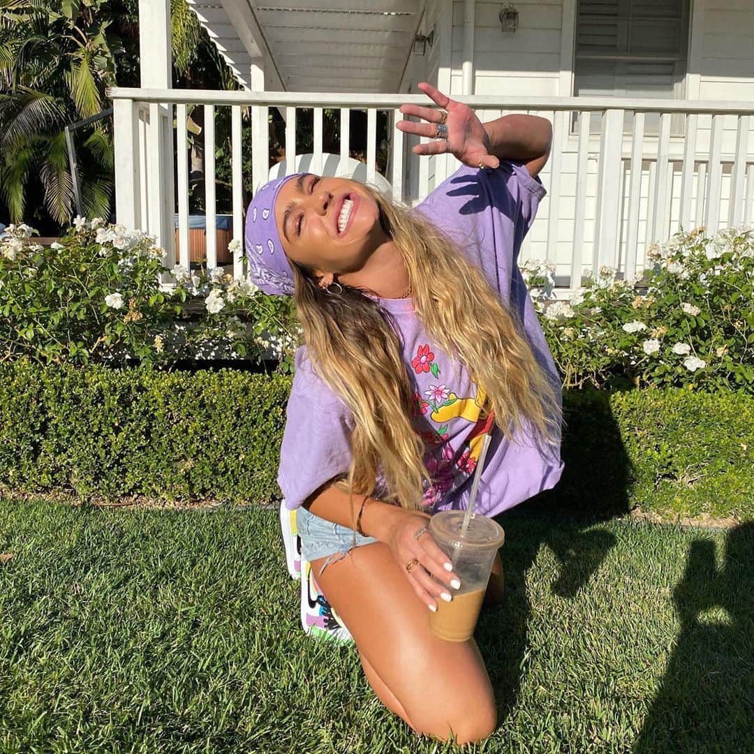 Sommer Rayさんのインスタグラム写真 - (Sommer RayInstagram)「the only time you’ll see 2 of my fingers missing rings lol also why do i always post so many damn pics in my slides idk i’m indecisive」8月15日 5時34分 - sommerray