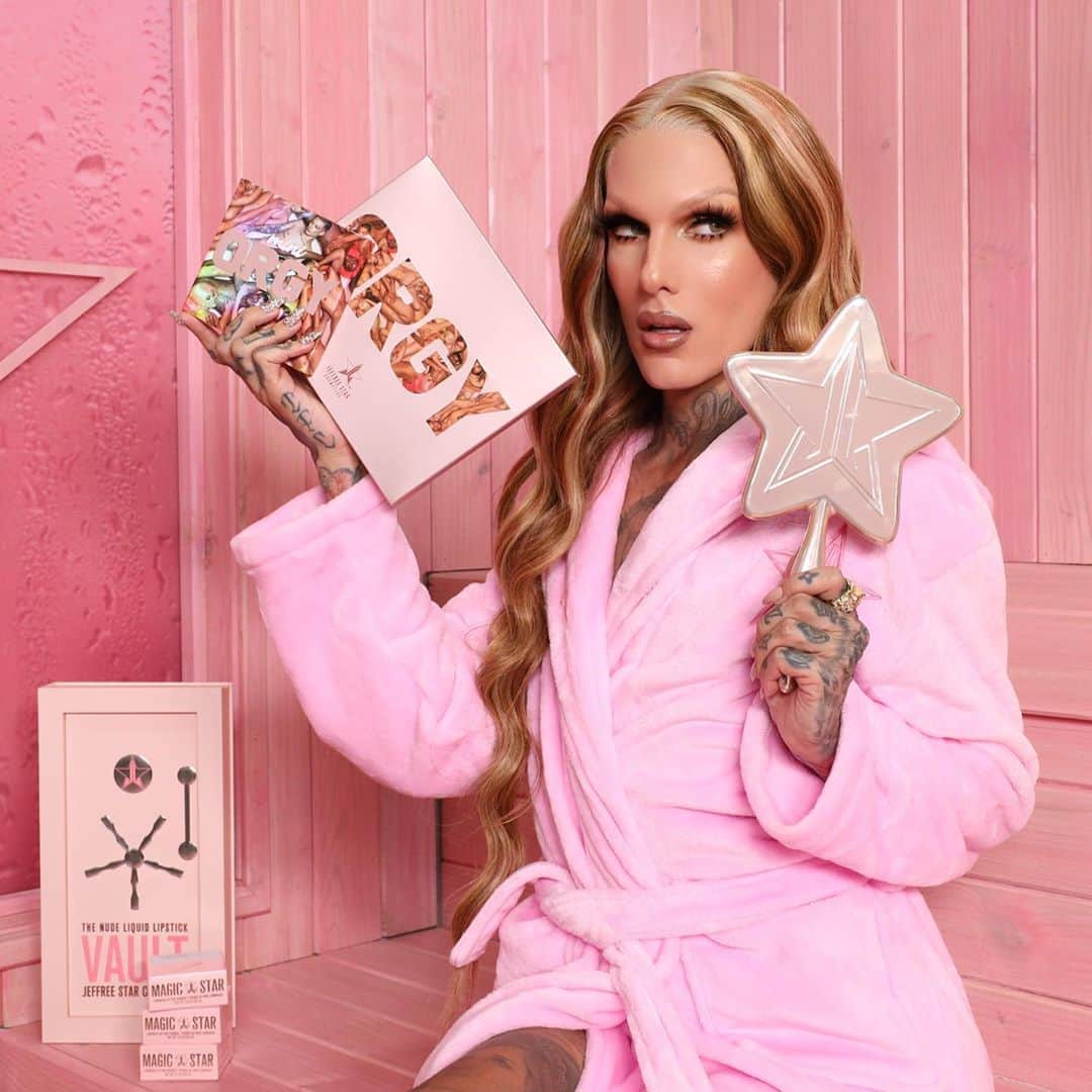 Jeffree Star Cosmeticsさんのインスタグラム写真 - (Jeffree Star CosmeticsInstagram)「The #ORGY Palette & Collection reveal is now LIVE on my channel!! 💦🍫👅 Link in our bio. 💛 #orgypalette  #jeffreestarcosmetics」8月15日 5時29分 - jeffreestarcosmetics