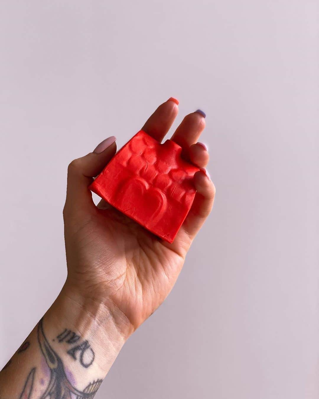 LUSH Cosmeticsさんのインスタグラム写真 - (LUSH CosmeticsInstagram)「This is your last chance to purchase Mi Casa Es Tu Casa Soap before it sells out. ⁠ ⁠ 100% of the purchase price, minus taxes, supports the UndocuBlack Network, a multigenerational community of currently and formerly undocumented Black people. ⁠ ⁠ @undocublack exists to work towards freedom for and promote understanding about what it means to be both Black and undocumented, to feel twice rejected by the country they call home. ⁠ ⁠ So far, more than $127,000 has been raised through the sale of Mi Casa Es Tu Casa Soap to help fund the work of @unitedwedream, @communitychange and @conmijente  organizations working to build communities that are free and safe for everyone.⁠ ⁠ Head to our link in bio now to grab your Mi Casa Es Tu Casa Soap before it’s gone.⁠ ⁠ 📷 @rhian_hy」8月15日 5時30分 - lushcosmetics