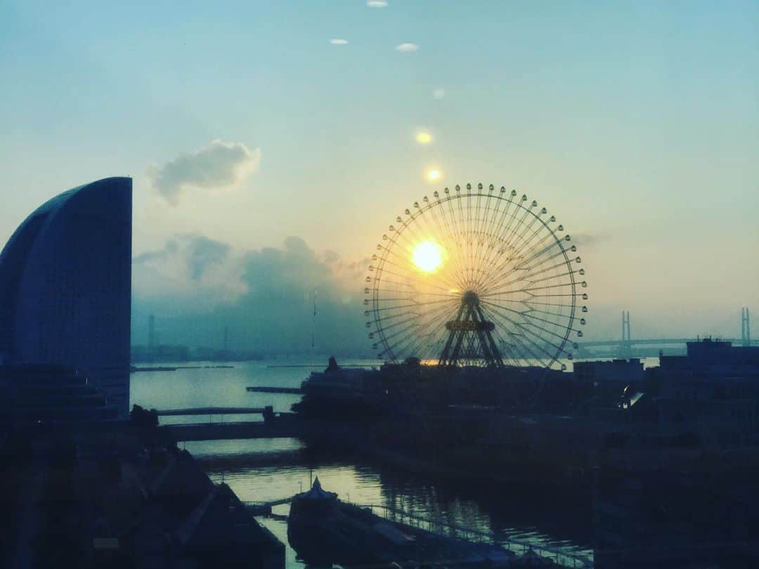 井手大介のインスタグラム：「おはヤーマン！昇ってきた。　#theburn847 #fmyokohama #みなとみらい #日の出」