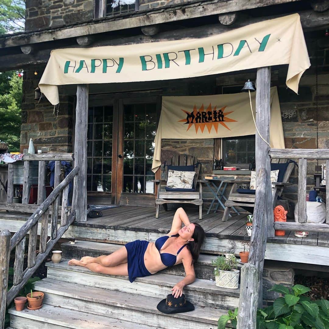 マーシャ・ゲイ・ハーデンのインスタグラム：「Hi 61! I dont mind you. Not mad at you. just had a little root coloring (thx jitti) and a morning swim to wash it out. (Grey can wait!) grateful to b Surrounded by family I love. Surrounded by friends i love.  Didnt meet certain goals this year- thats ok.  Learned alot. Listened alot. Wore a mask alot. Missed my mom- alot! Planted a garden. Spotted a little green heron.  Made soap. Sewed. Baked. Much of it w anxiety- but w patience, trust, and hope as my goal.  Feeling such compassion for my actor friends, for Broadway, crews, and all entertainers. We are essential- and i eagerly await celebrating you.  Was inspired by my kids and their wisdom and patience. Sweet 16 covid drive-by, @hudson.scheel and @julittascheel, now both of you driving yourself! Bennington covid graduation for @yoolayla, so inspired by your art and passion. Inspired by BLM. Inspired by @kamalaharris and rooting for change w @joebiden.  Basically, this has been a tough friggin year. The worst in many ways. And abundant blessings in many other ways.  So- I’m present at 61, and thinkin- it’s ok to just b me. Flowers courtesy my property manager Scott! Crowned w my hat by eulala, and signage by @yoolayla .  Thanks to all for a wonderful b day.」