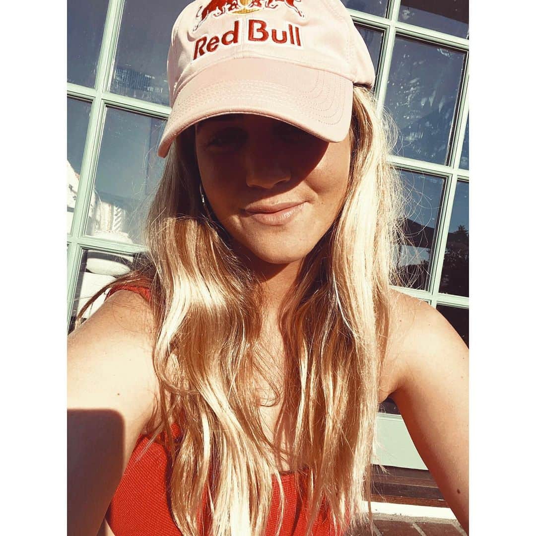 キャロライン・マークスのインスタグラム：「Pink 💕 🙂 @redbull」