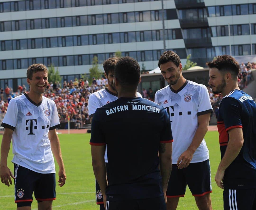 F2Freestylersのインスタグラム：「How good were @fcbayern tonight! Ruthless performance! 🎯🥅 Are they now favourites to win?」