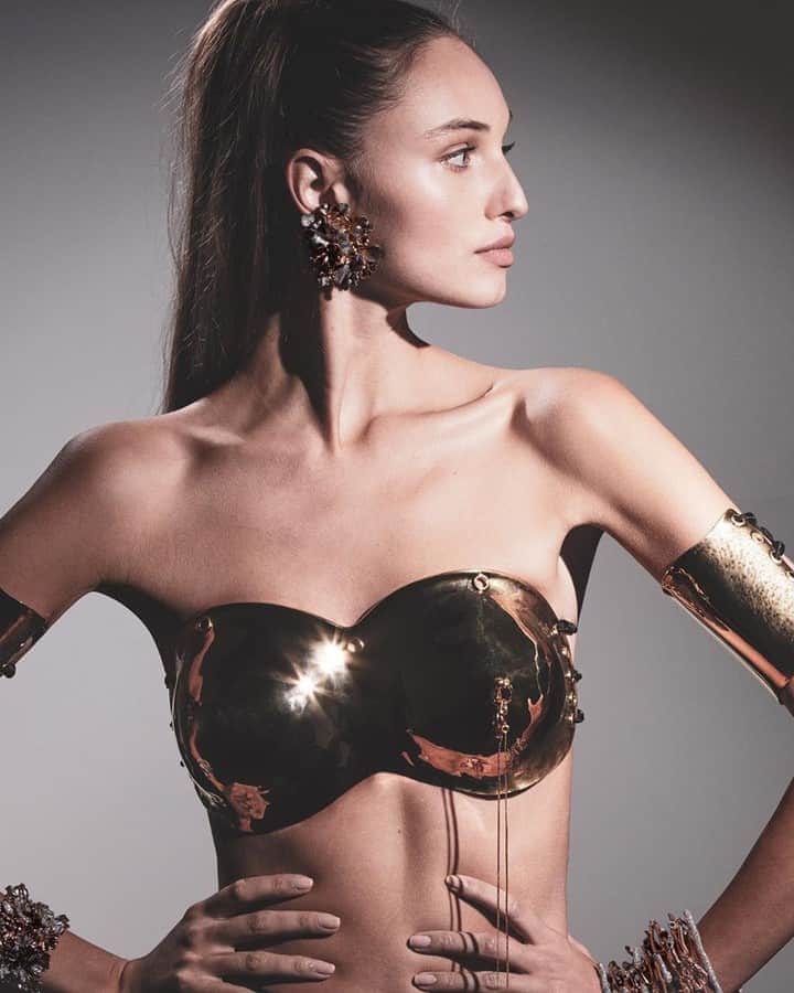 ジャンポール・ゴルチエさんのインスタグラム写真 - (ジャンポール・ゴルチエInstagram)「Modern Amazon in her gold jewelry brarmor #GaultierParis #SS20 for @theralbookmoda.⁠ Photographed by @marco.tassini.⁠ Styled by @alexandramas_artist.」8月15日 6時01分 - jeanpaulgaultier