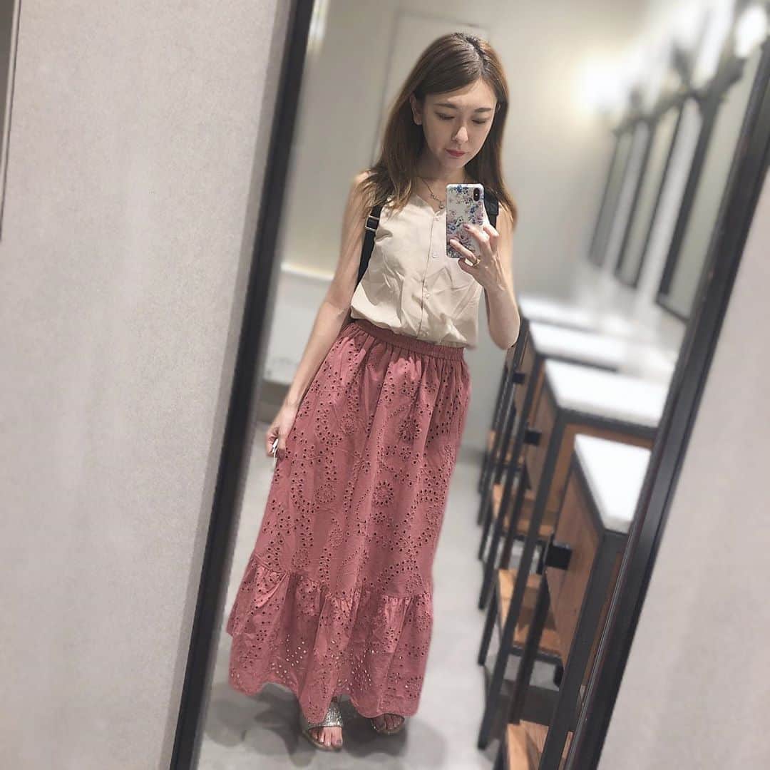 菊池かなこのインスタグラム：「. 色違いで２色買い！の @gu_for_all_ のコットンスカート👗 . くすみピンク最高🌸 ぴったり丈すぎて大好き😻 . . . ୨୧┈┈┈┈┈┈┈┈┈┈┈┈┈┈┈┈┈୨୧ #fashion#ootd#ファッション#今日のコーデ #コットンスカート#ロングスカート  #プチプラファッション#プチプラコーデ #フェミニン#フェミニンコーデ#160cmコーデ ##骨格ウェーブ#ブルベ夏#アラサーコーデ#gu #夏ファッション#夏コーデ#ジユジョ#ジーユーコーデ」