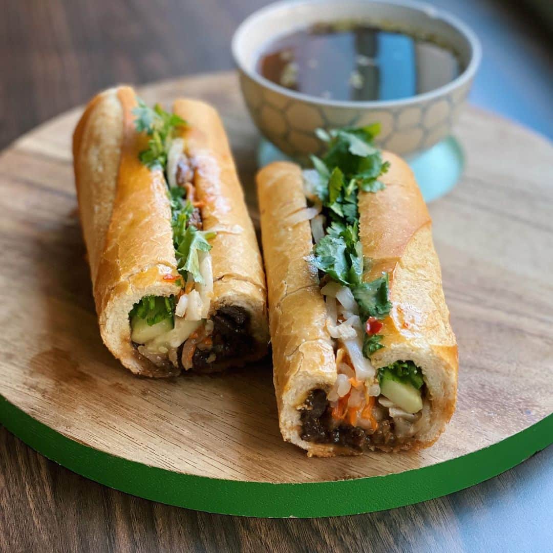 Antonietteのインスタグラム：「Lunchtime treat from nearby restaurant Bánh Mì Babe! This is their  filet mignon bánh mì with a side of dipping broth for extra flava. 😋Fresh  baguette 🥖 filled with tender filet and crisp veggies made this bánh mì on point! Friendly service as well. Help support this local eatery! #supportlocal #supportsmallbusiness #supportrestaurants」