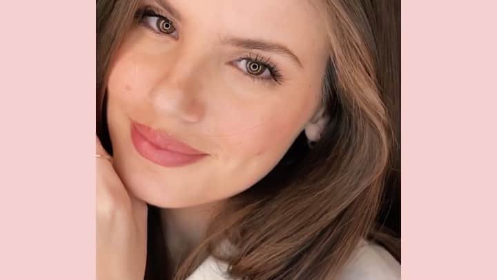 Camila Queirozのインスタグラム：「Alguns trabalhos se tornam ainda mais especiais por simples detalhes. Esse vídeo que eu produzi em casa com a ajuda do meu marido é porque eu e @theofficialpandora gostaríamos de agradecer a todxs que estiveram presentes mesmo quando separados. Também quero avisar que as lojas estão funcionando com todas as medidas de segurança esperando por você! 💕💍 #PandoraComVoce」