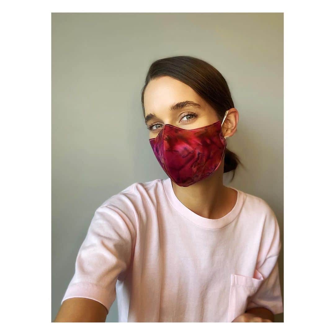 ケイト・ハリソンのインスタグラム：「My favorite mask is my favorite mask for a lottt of reasons.. but it also happens to be handmade with love by my sister @emmalee.langen in Portland. She’s made these design wise to avoid touching your lips and mouth as much as possible so it’s not as overwhelming to wear, and kids don’t get overwhelmed by them in the same way either ! Plus, you can wear your lip balm still 💋🙏🏼 Proud of her ! Check out her Etsy - OakesHandmade - link is in her Bio on @emmalee.langen」