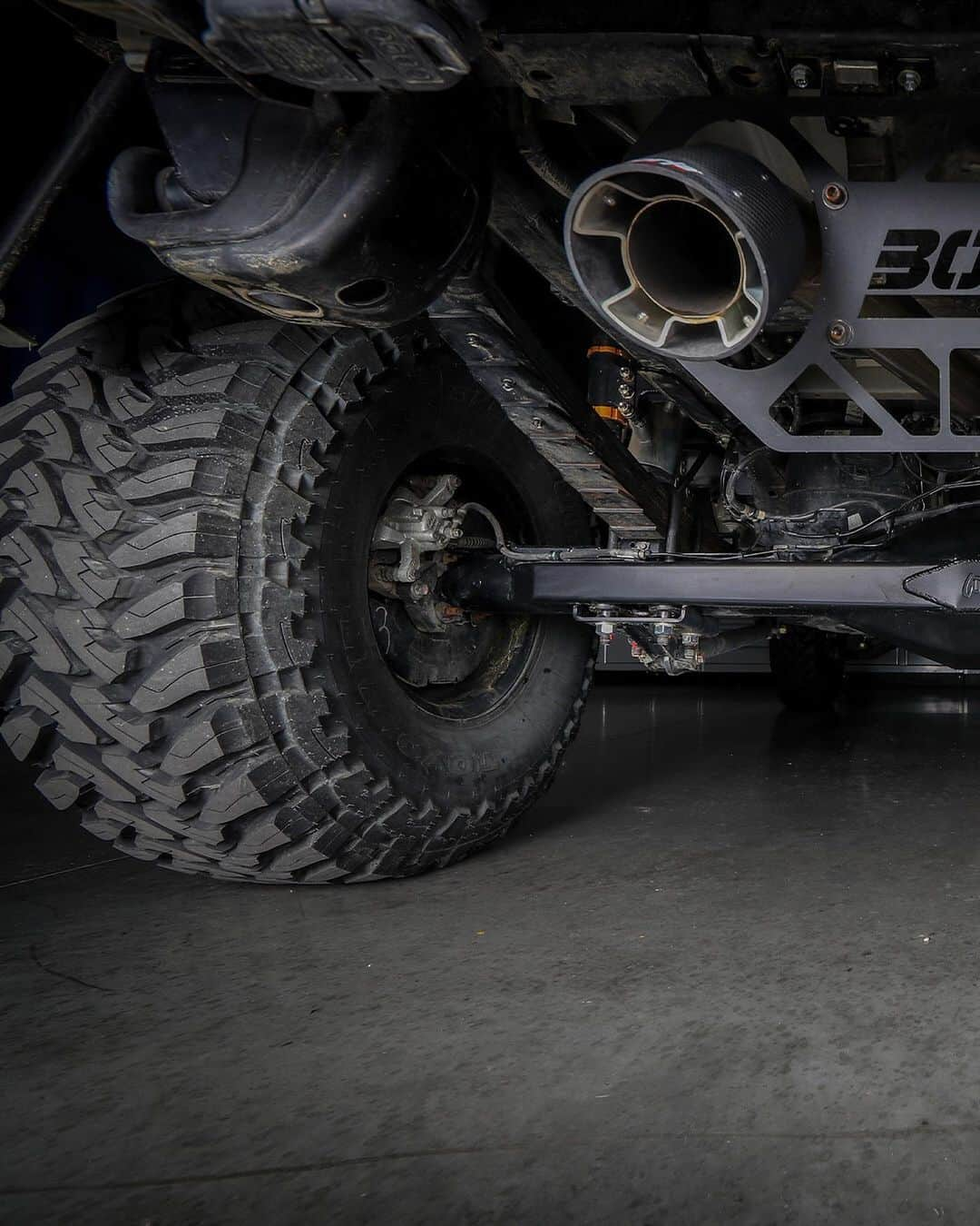 ケン・ブロックさんのインスタグラム写真 - (ケン・ブロックInstagram)「The deeper you look around my SVC-built Ford Raptor the more hidden details you’ll find - like this rad custom exhaust hanger and carbon fiber tips for the @BorlaExhaust system tucked back behind the baja style bumpers. Click the link in my bio to listed to this thing rip at wide open throttle through the Utah desert. #sneakpeek #borlaexhaust #FordRaptor」8月15日 6時11分 - kblock43