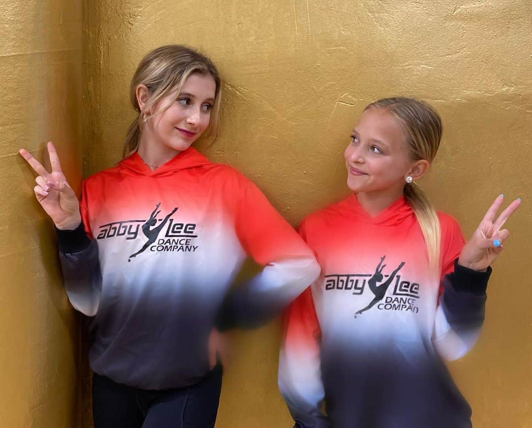 アビー・リー・ミラーさんのインスタグラム写真 - (アビー・リー・ミラーInstagram)「Peace! ✌🏼 I always enjoy the fun, laughs and creativity with these two incredible talents! @ellianawalmsley_ @lillykofficial  Can you guess what’s next?  #dancemoms #season8 #aldcla #ALDC #dancer #dance #triplethreat #la #losangeles #studio #abby #abbyleedancecompany #abbyleemiller #abbylee #aldcalways #aldcapparel #friends #friendship #talent #professionalworkingdancer」8月15日 6時27分 - therealabbylee
