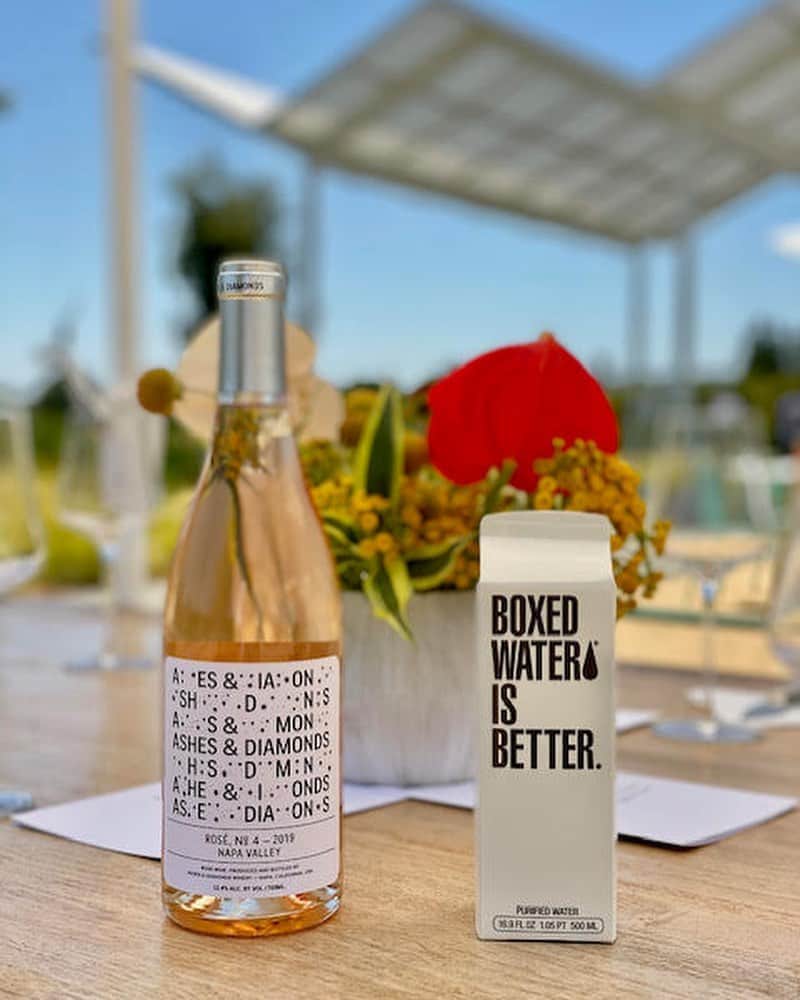 BoxedWaterさんのインスタグラム写真 - (BoxedWaterInstagram)「Are you thinking about wine tasting this summer in #Napa or #Sonoma? Our friends at Ashes & Diamonds (@ashesxdiamonds) have made wine tasting weekend plans a must! 🍷 They are certified as a Napa Green Winery and an organic vineyard (CCOF), and strive to be a conscious winery that provides aid to nonprofits such as @TheOkraProject, all in an effort to contribute positive change in the world.」8月15日 6時28分 - boxedwater