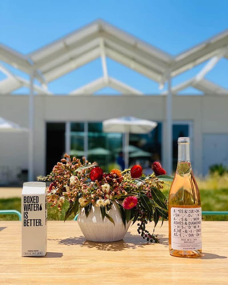 BoxedWaterさんのインスタグラム写真 - (BoxedWaterInstagram)「Are you thinking about wine tasting this summer in #Napa or #Sonoma? Our friends at Ashes & Diamonds (@ashesxdiamonds) have made wine tasting weekend plans a must! 🍷 They are certified as a Napa Green Winery and an organic vineyard (CCOF), and strive to be a conscious winery that provides aid to nonprofits such as @TheOkraProject, all in an effort to contribute positive change in the world.」8月15日 6時28分 - boxedwater