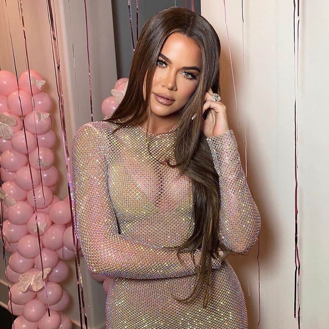E! Onlineさんのインスタグラム写真 - (E! OnlineInstagram)「Khloe K. just debuted a new hairstyle during her tropical getaway and we may have found our summer 'do. 💇🏻‍♀️ Link in bio to see all the pics. (📷: getty)」8月15日 6時47分 - enews